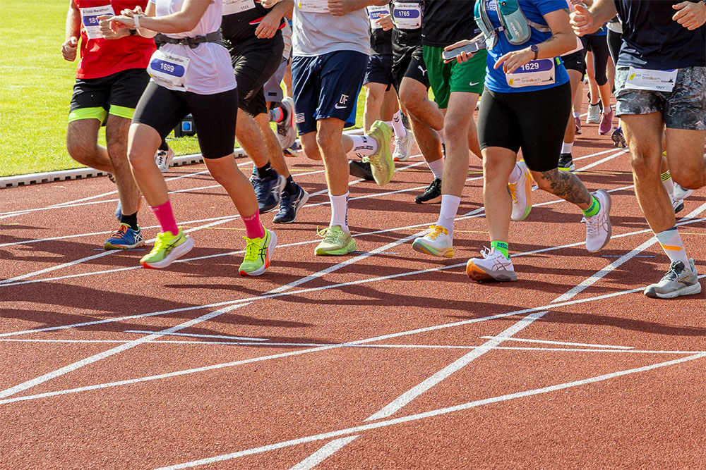 Ein Team-Starter-Feld auf der Tartan-Bahn im Fuldaer Stadion beim Fulda Marathon