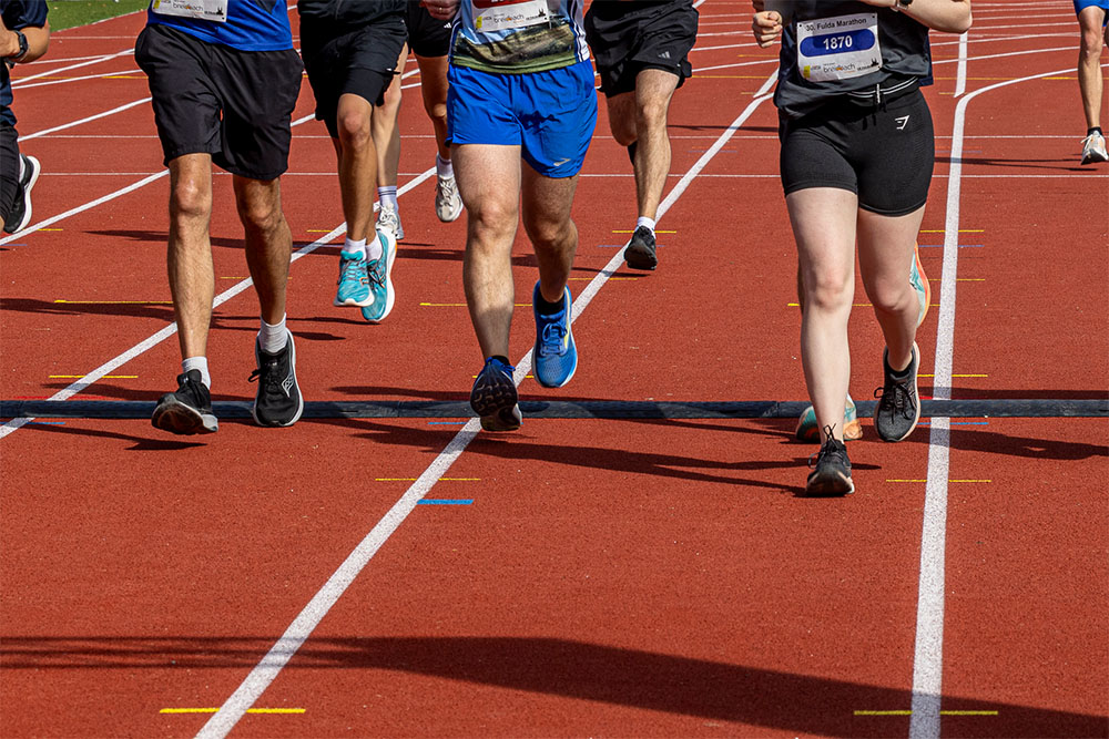 Eine Gruppe von Läufern beim Fulda Marathon im Fuldaer Stadion