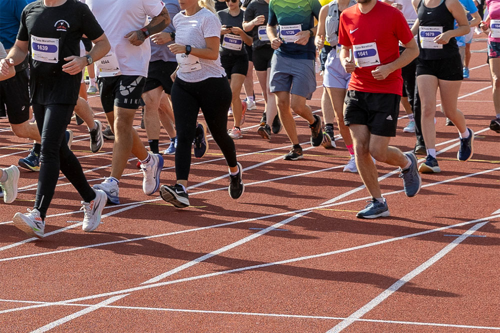 Einzelläufer beim Start auf der Tartanbahn des Fuldaer Stadions