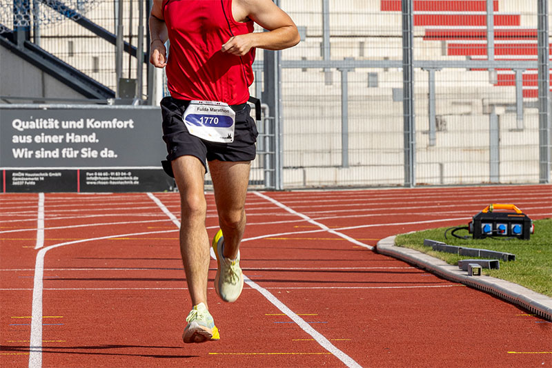 Einzelner Läufer beim Fulda Marathon