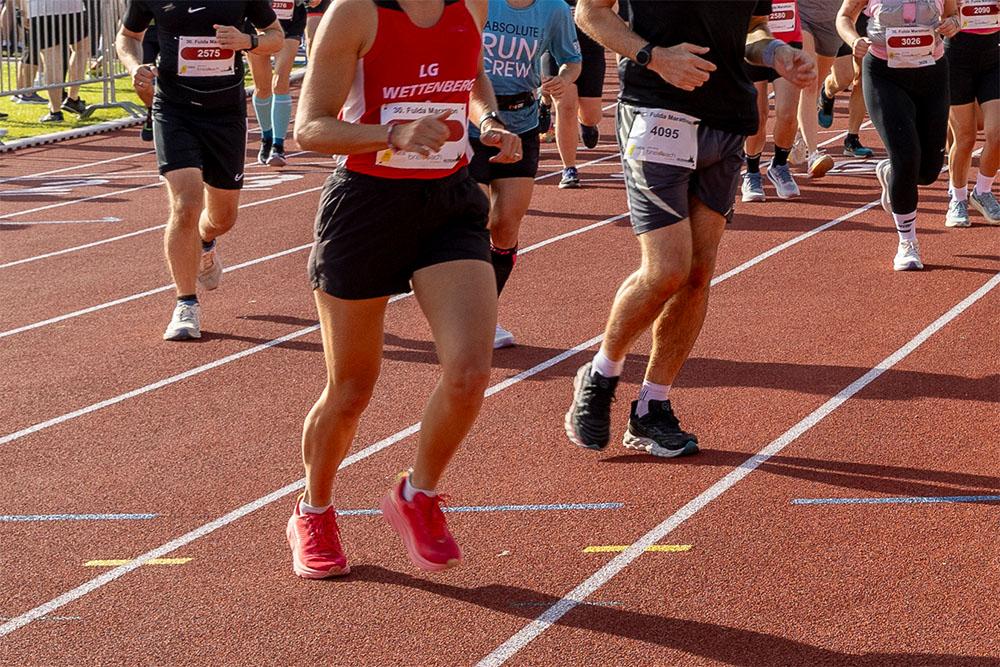 Läufer auf dem Weg aus dem Fuldaer Stadion beim Fulda Marathon