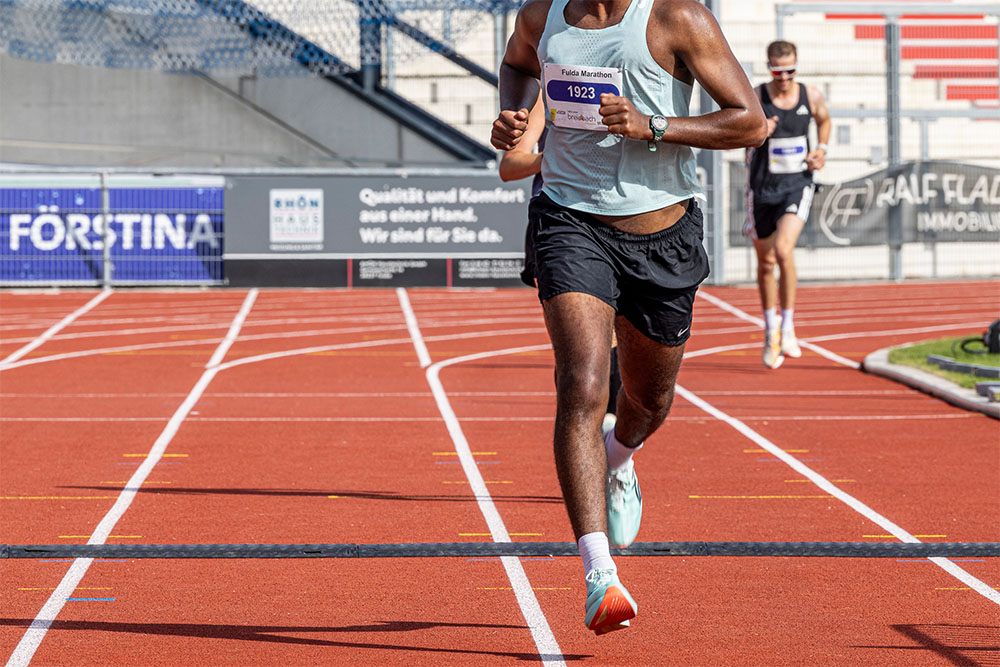 Läufer im Fuldaer Stadion beim Fulda Marathon