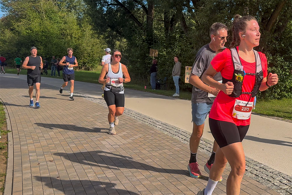 Läufer in den Fulda Auen beim Fulda Marathon