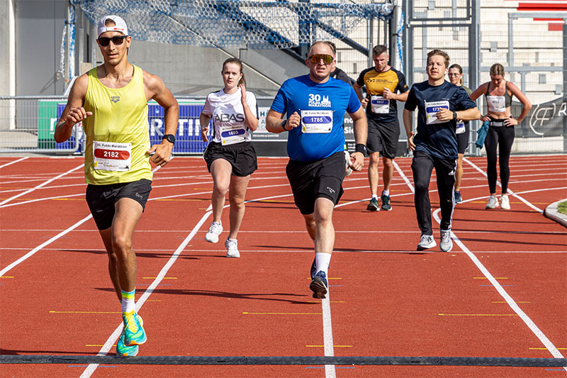 Läufer im Fuldaer Stadion beim Fulda Marathon