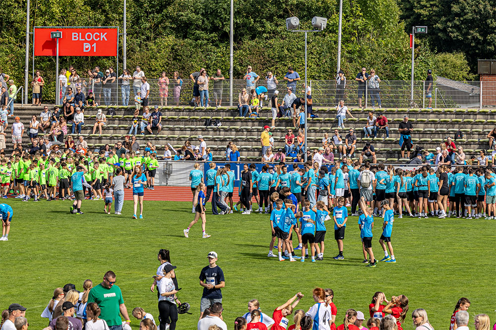 Schüler von weiterführenden Schulen beim Aufwärmen für den Fuldaer Mini-Marathon