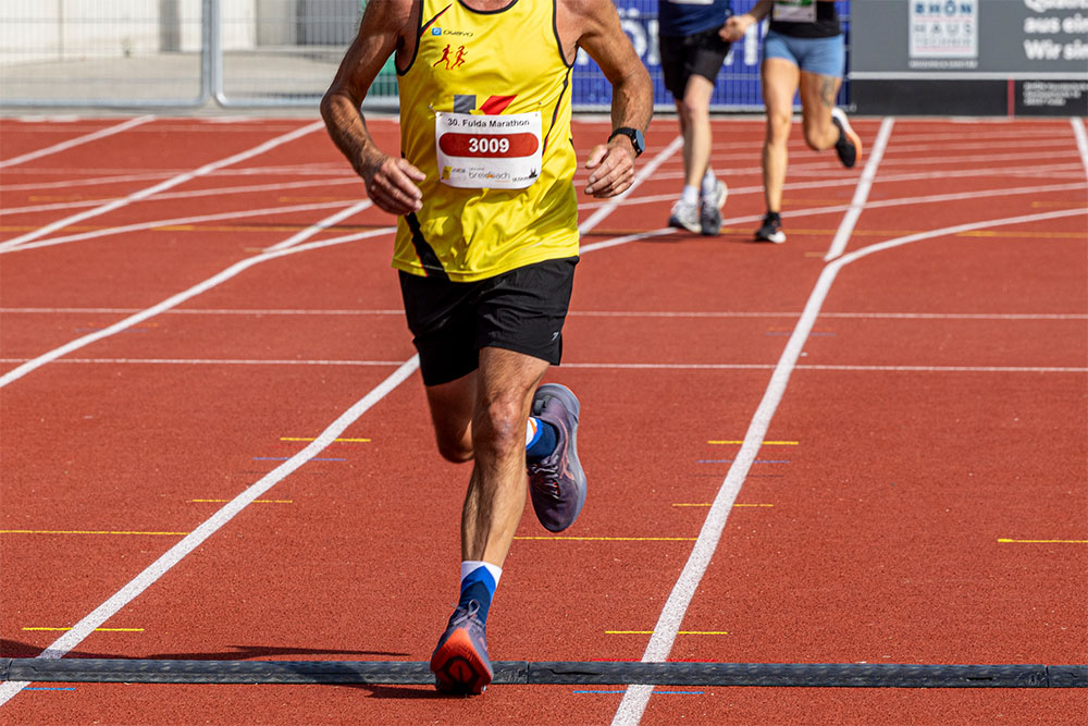 Zieleinlauf eines Läufers beim Fulda Marathon