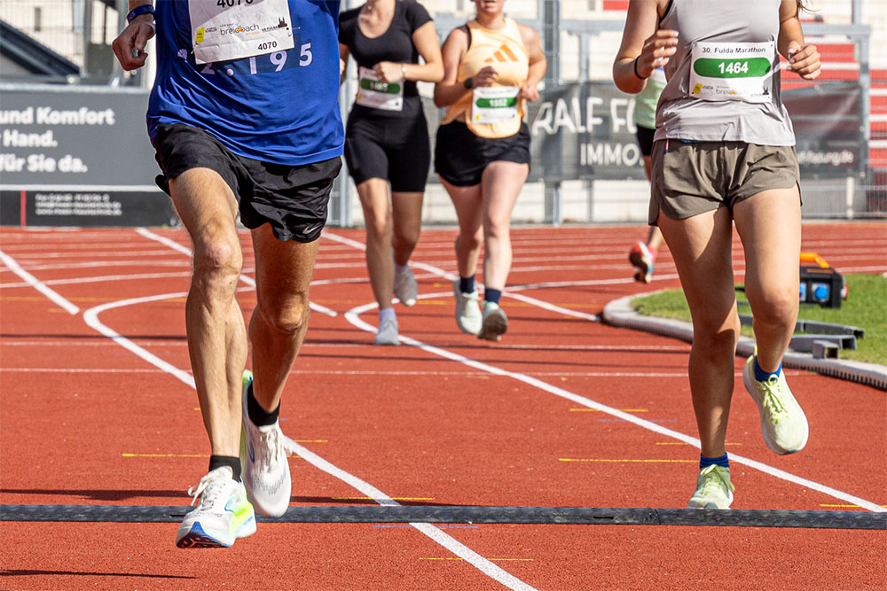 Zwei Läufer im Fuldaer Stadion auf dem Weg zum Ziel des Fulda Marathon